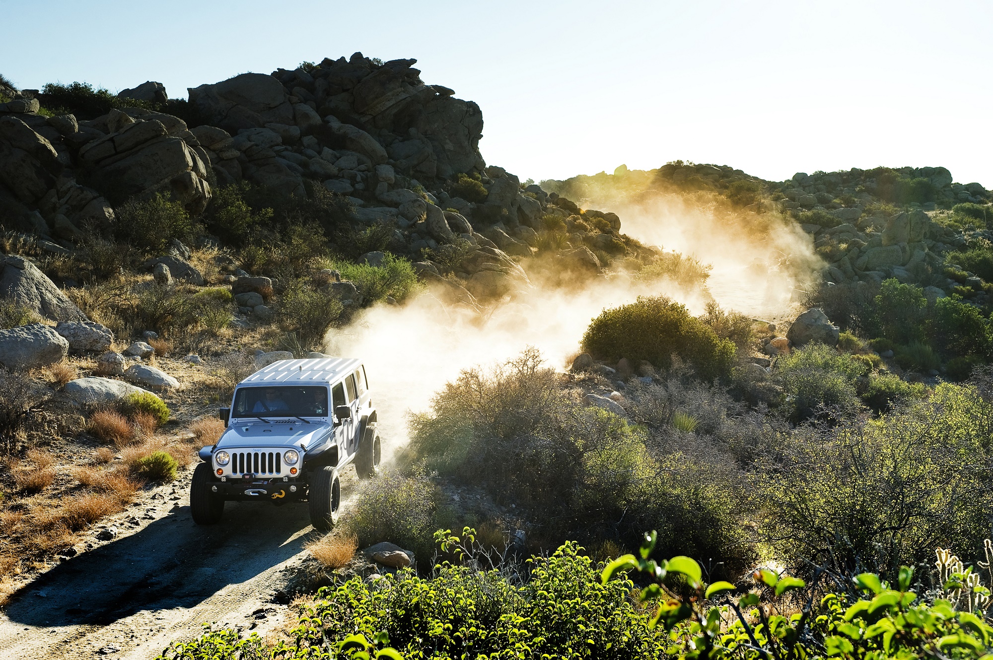 Fox-equipped 4WD on a desert trail
